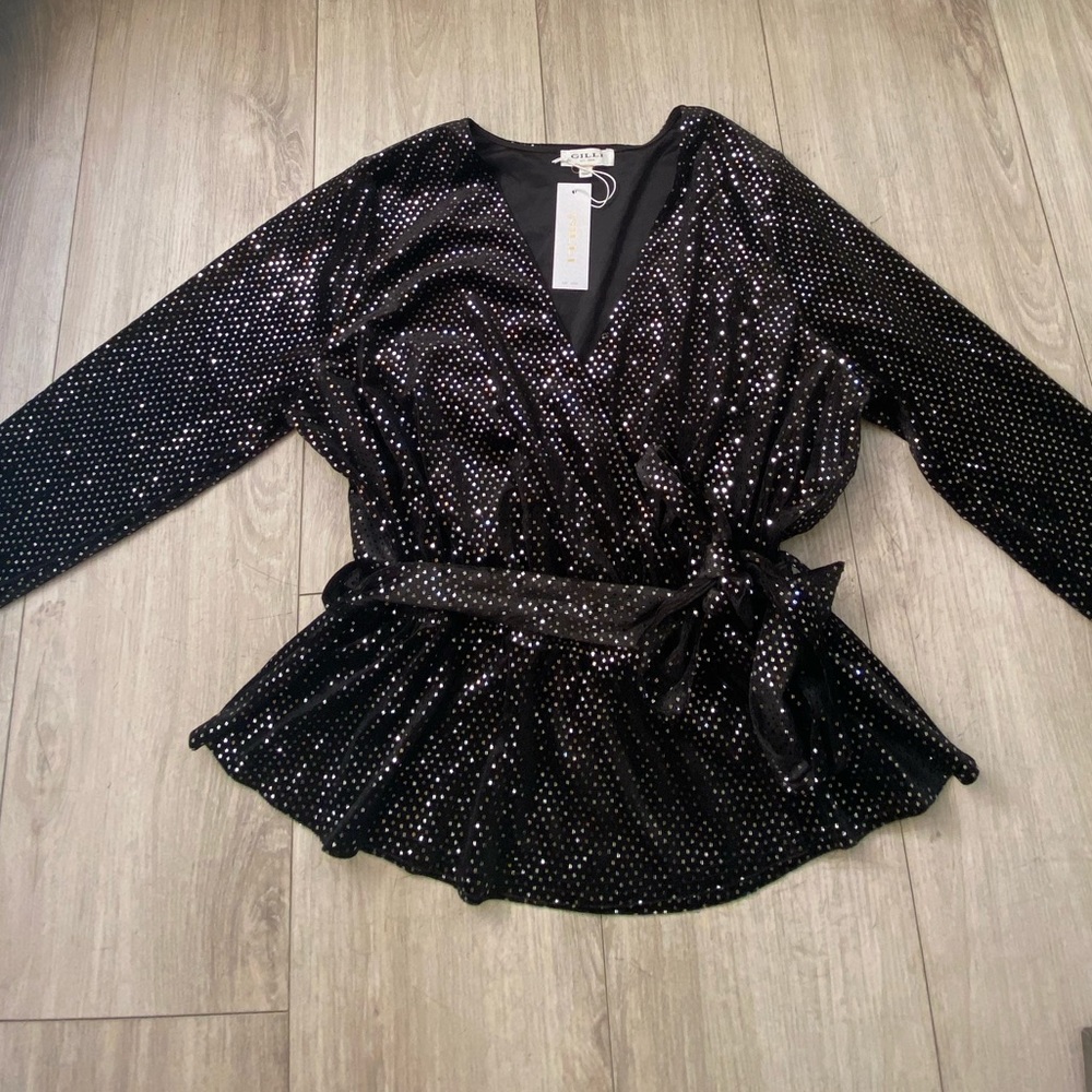 NWT 1X Gilli Velvet sequin top- faux wrap top